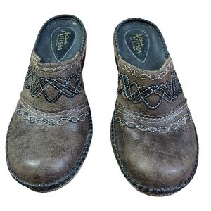 Clarke Clogs Vintage Brown 7.5 Leather with Embossed‎ Pattern